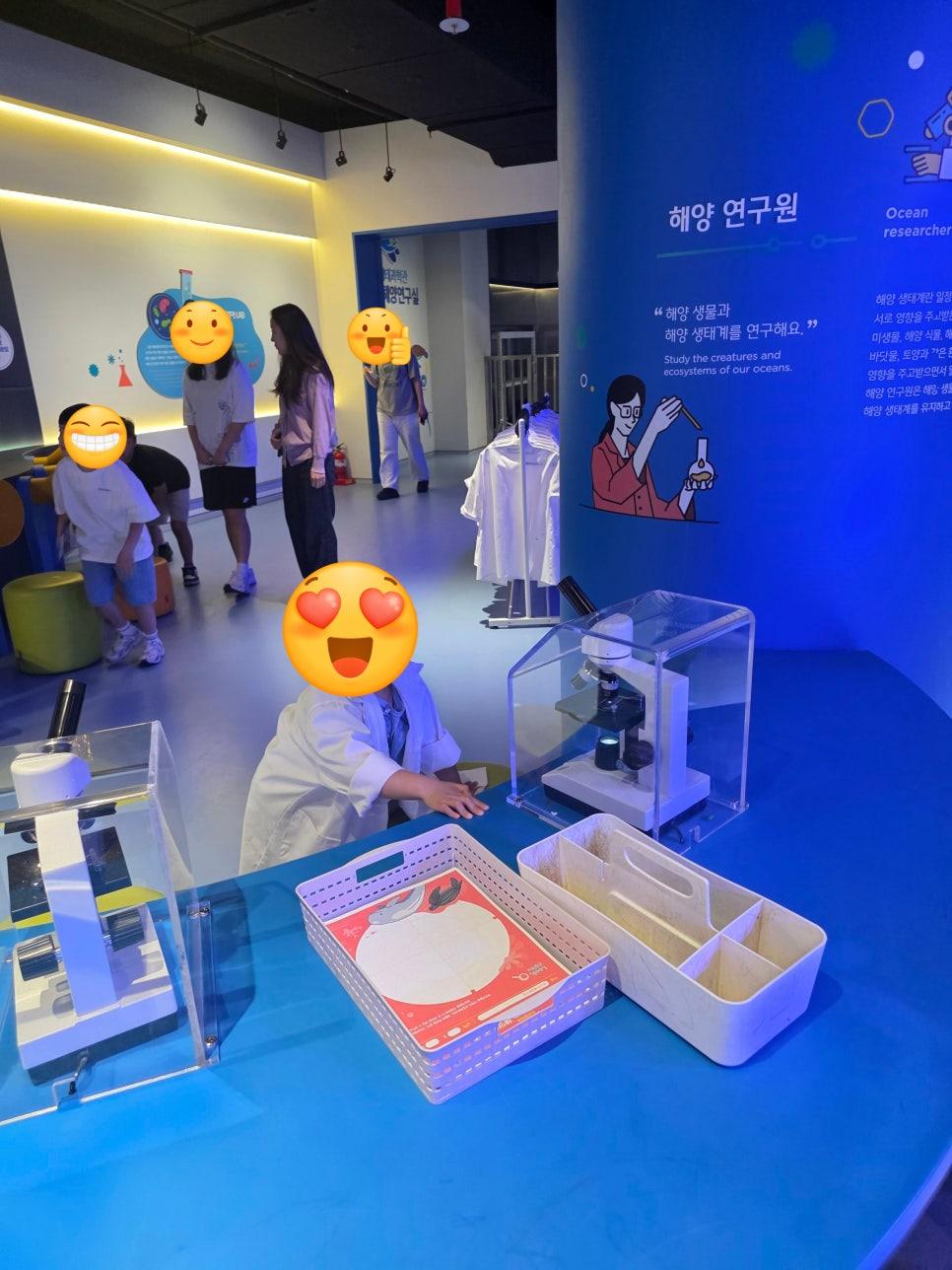 거북섬 산책로를 걷는 가족의 뒷모습