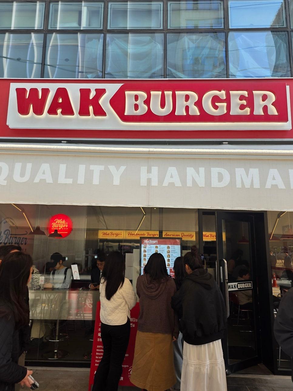 교대역 골목에서 시선을 사로잡는 WAK 버거의 강렬한 레드 컬러 외관