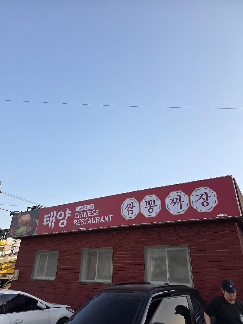 주말 손님들로 북적이지만 환기 시스템이 잘 되어 쾌적한 매장 내부 풍경