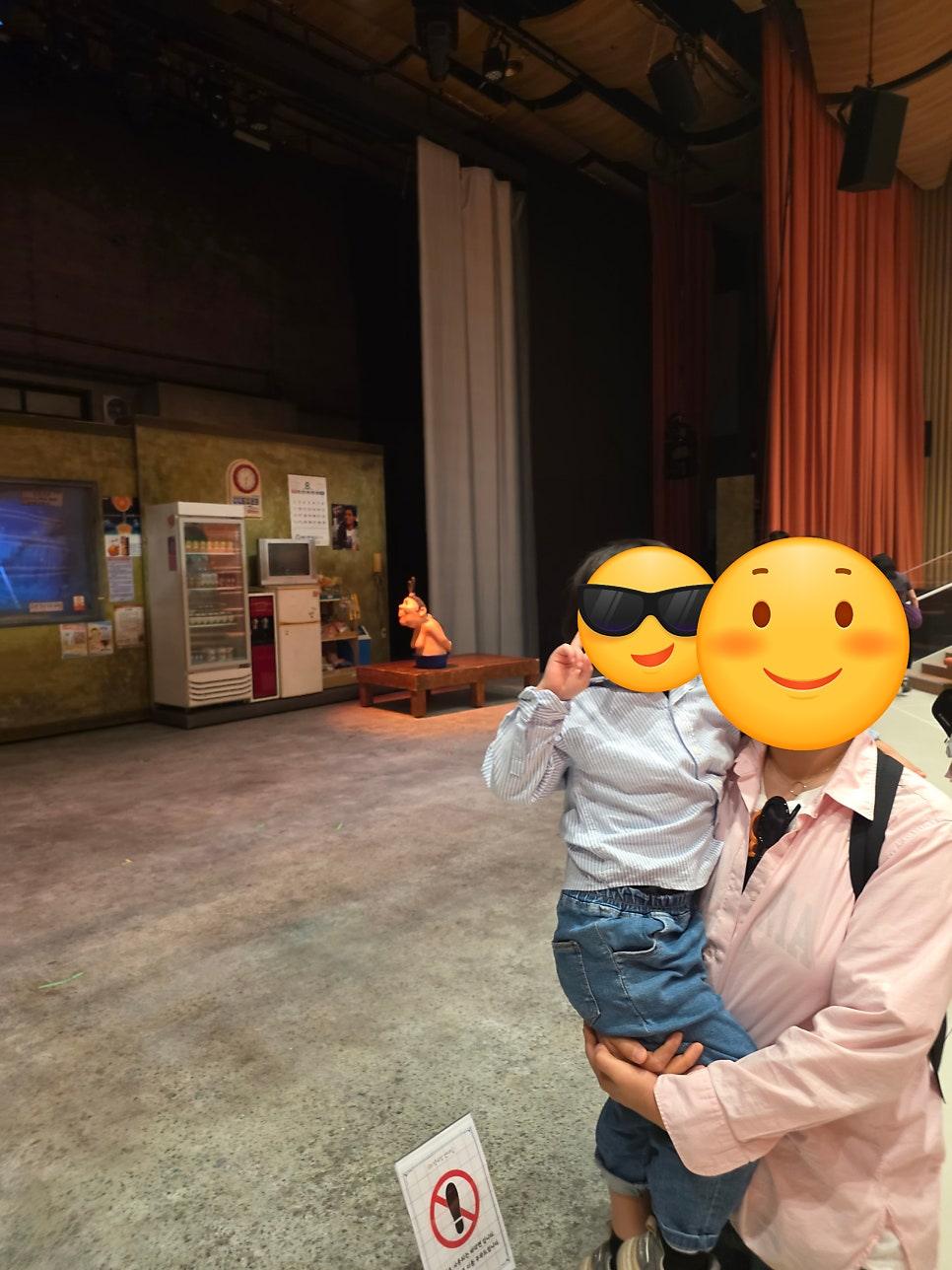 휴식을 취할 수 있는 쾌적한 정원 벤치 쉼터