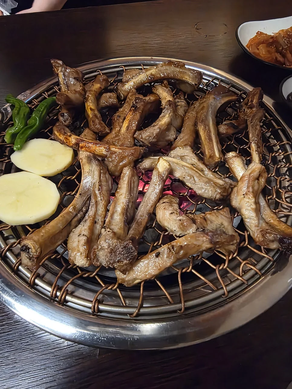 지인들과의 즐거운 저녁 모임을 위해 준비된 기본 테이블 세팅