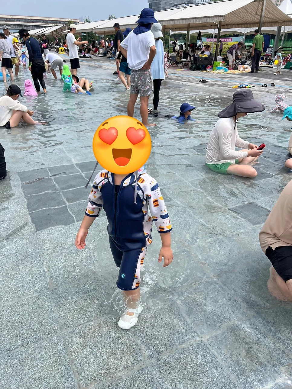 구일역 바로 아래 위치해 대중교통 접근성이 뛰어난 물놀이장 입구