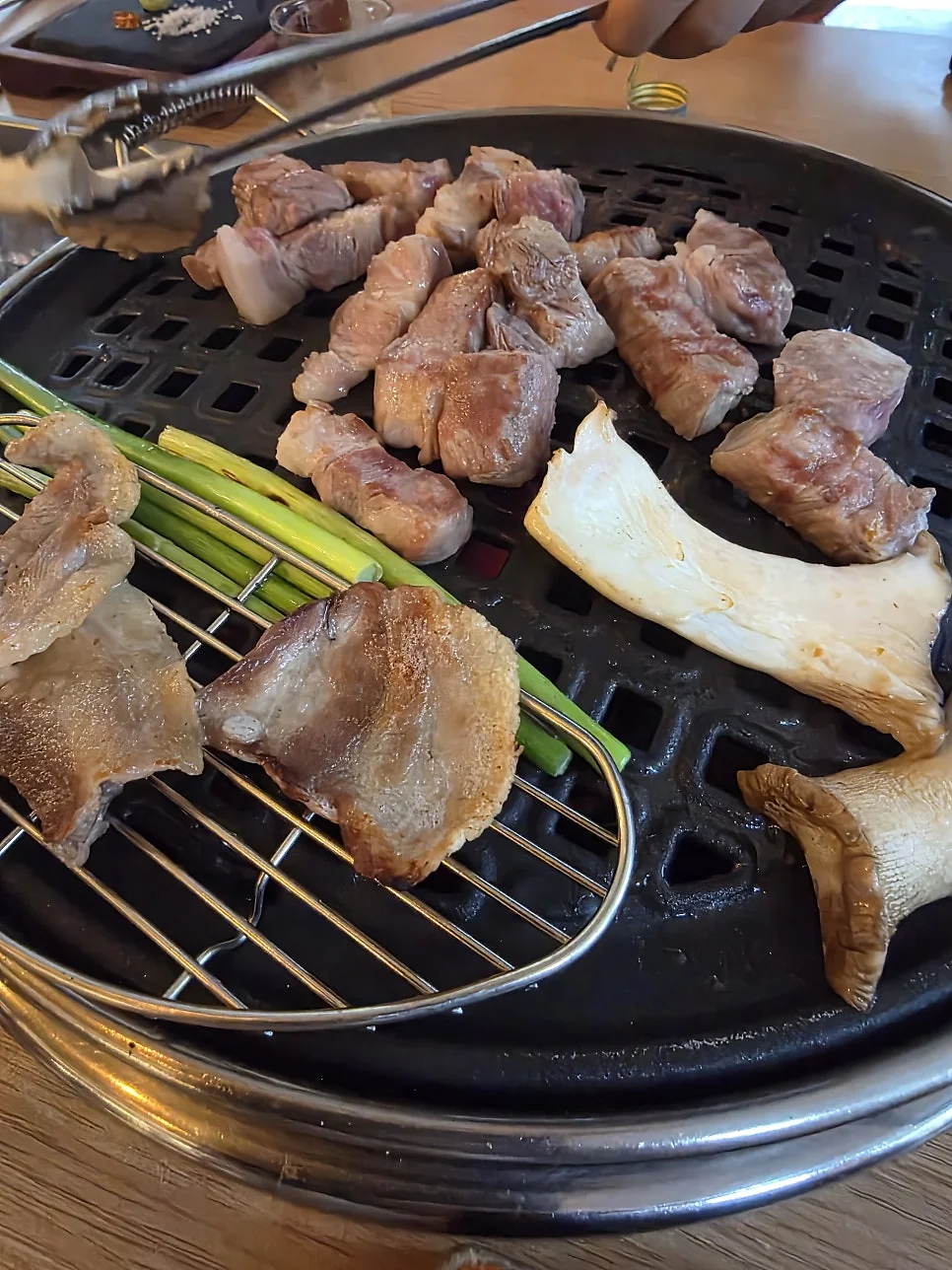 살코기와 지방의 마블링 비율이 완벽한 신선한 돼지고기 단면