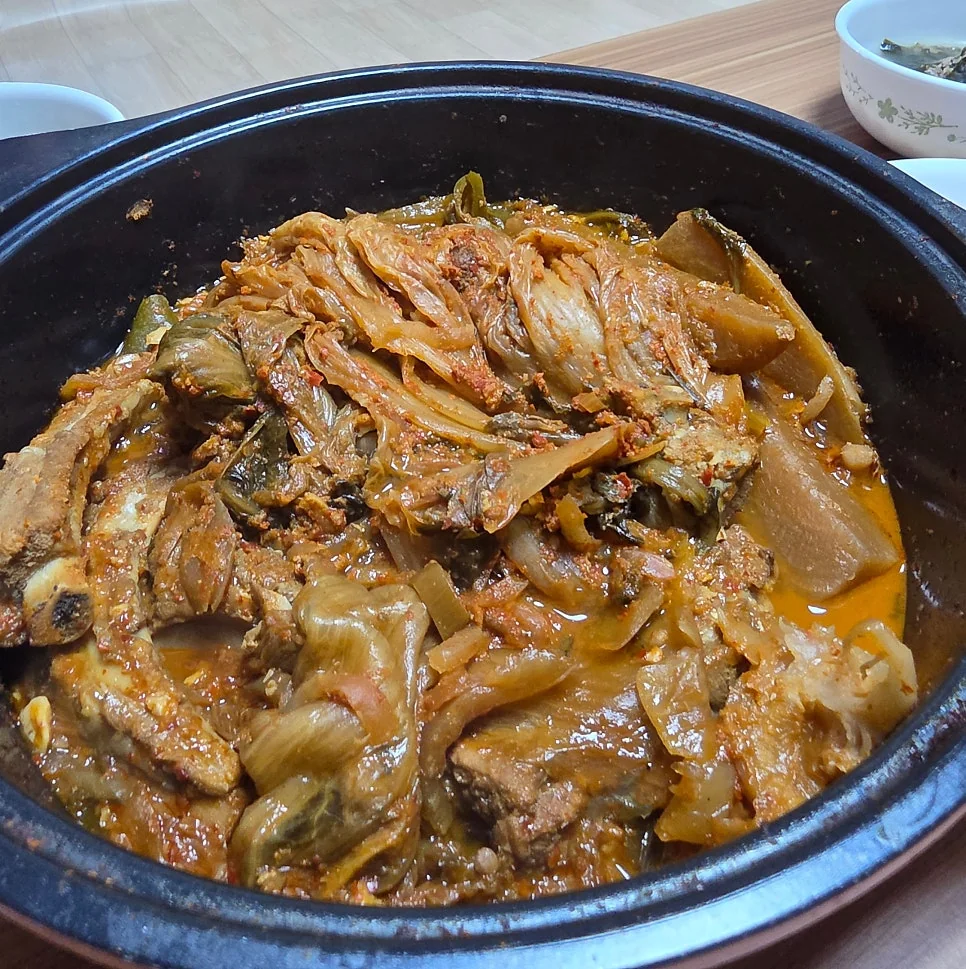 순창으로 향하는 한적하고 맑은 시골길 풍경