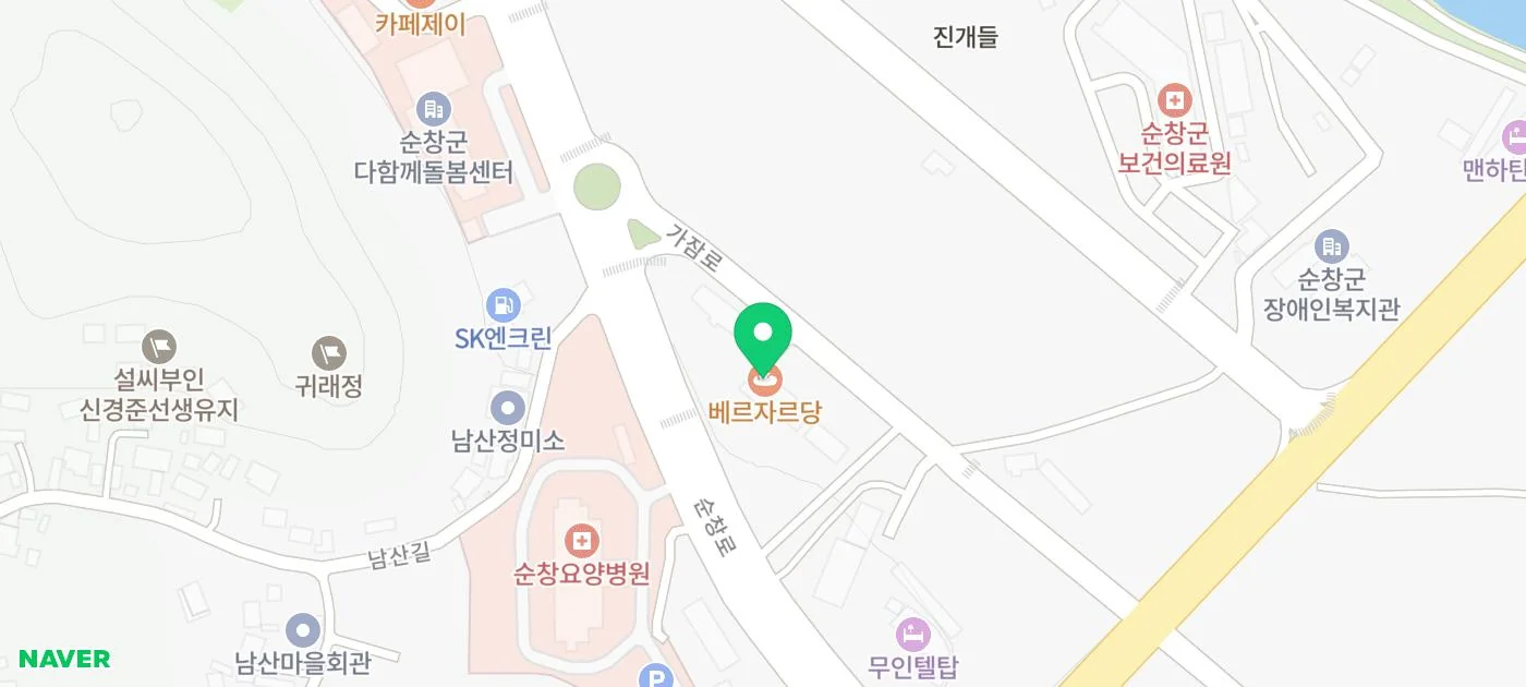 이국적인 야자수가 반겨주는 야외 정원