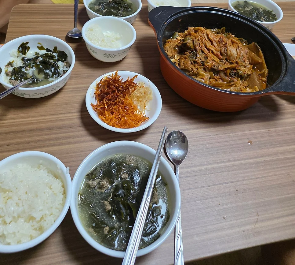 차창 밖으로 스쳐 지나가는 아름다운 초록빛 들녘