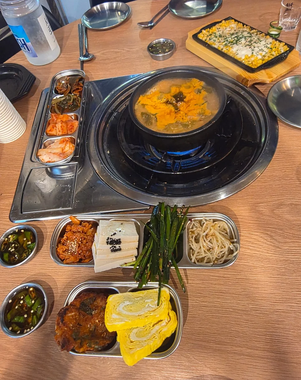 맛있는 곱창 냄새로 발길을 사로잡는 시바라마3 식당 입구 풍경