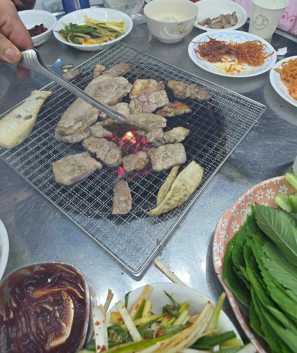 푸른 하늘과 초록빛 들판이 어우러진 시골집 마당