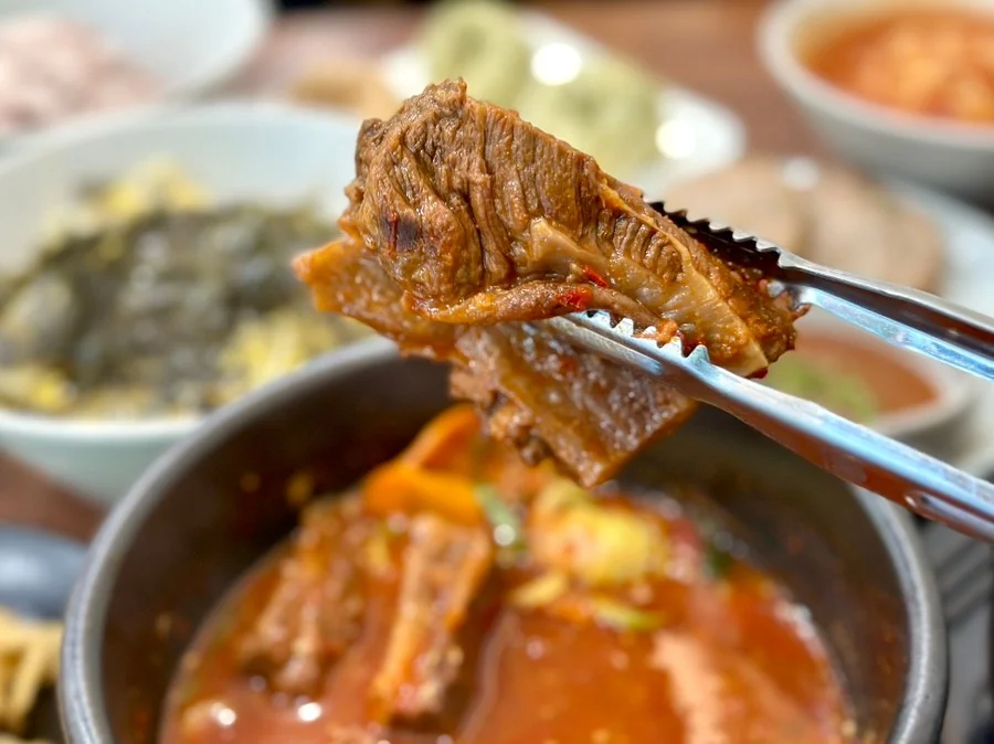 기름기 없이 뽀송하게 유지되는 청결한 식탁 위 세팅
