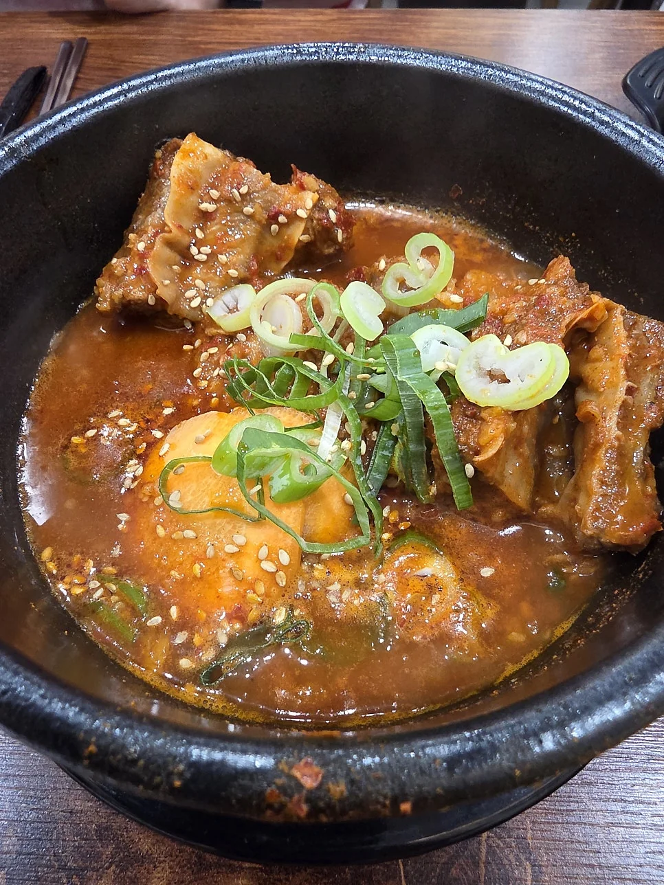 쓰레기 하나 없이 아주 깨끗하게 잘 관리된 식당 입구 주변