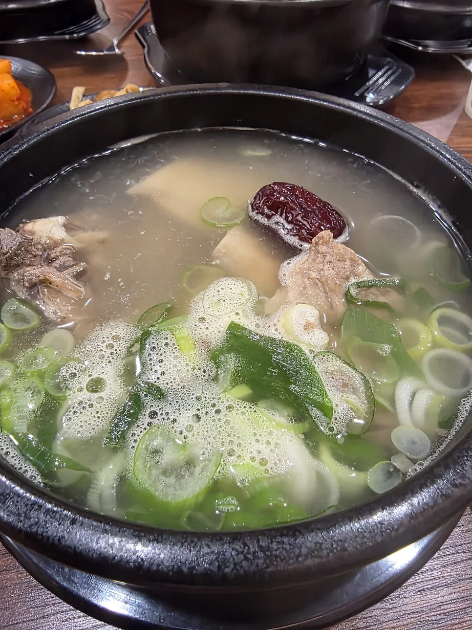 가족 외식이나 직장인 회식에 손색없는 차분하고 아늑한 조명