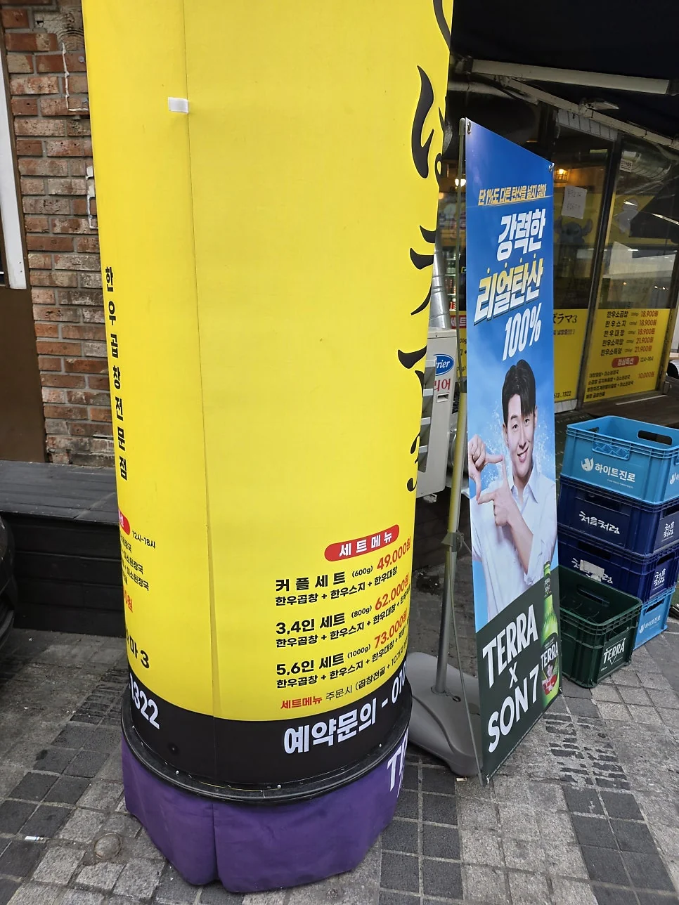 환기 시스템이 잘 갖춰져 쾌적하고 끈적임 없는 식당 내부