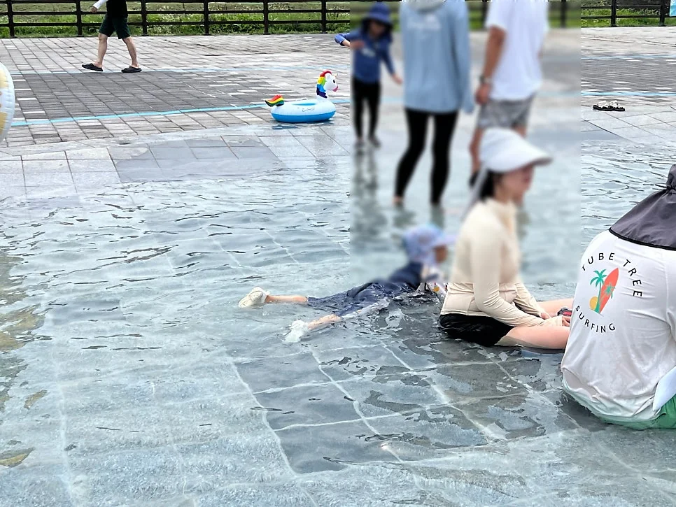 부유물 없이 깨끗하게 바닥이 훤히 보이는 투명한 수질 상태