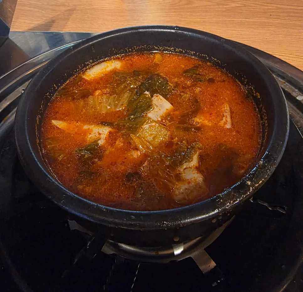 테이블을 빈틈없이 채운 10가지 이상의 다채로운 기본 밑반찬
