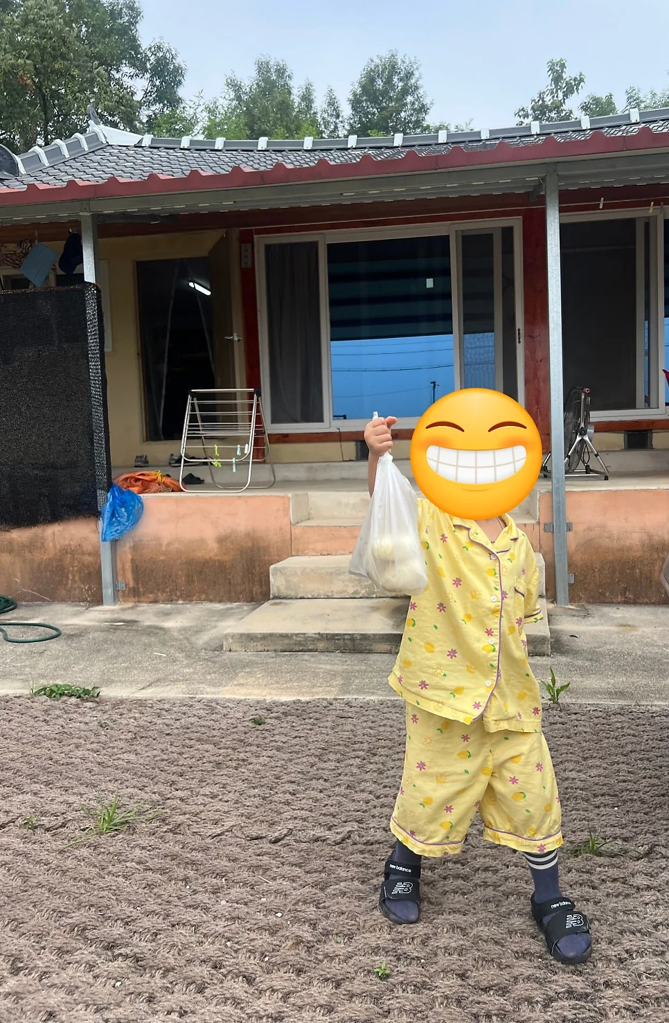 일몰 무렵 붉게 물든 따뜻한 느낌의 시골 마을 노을