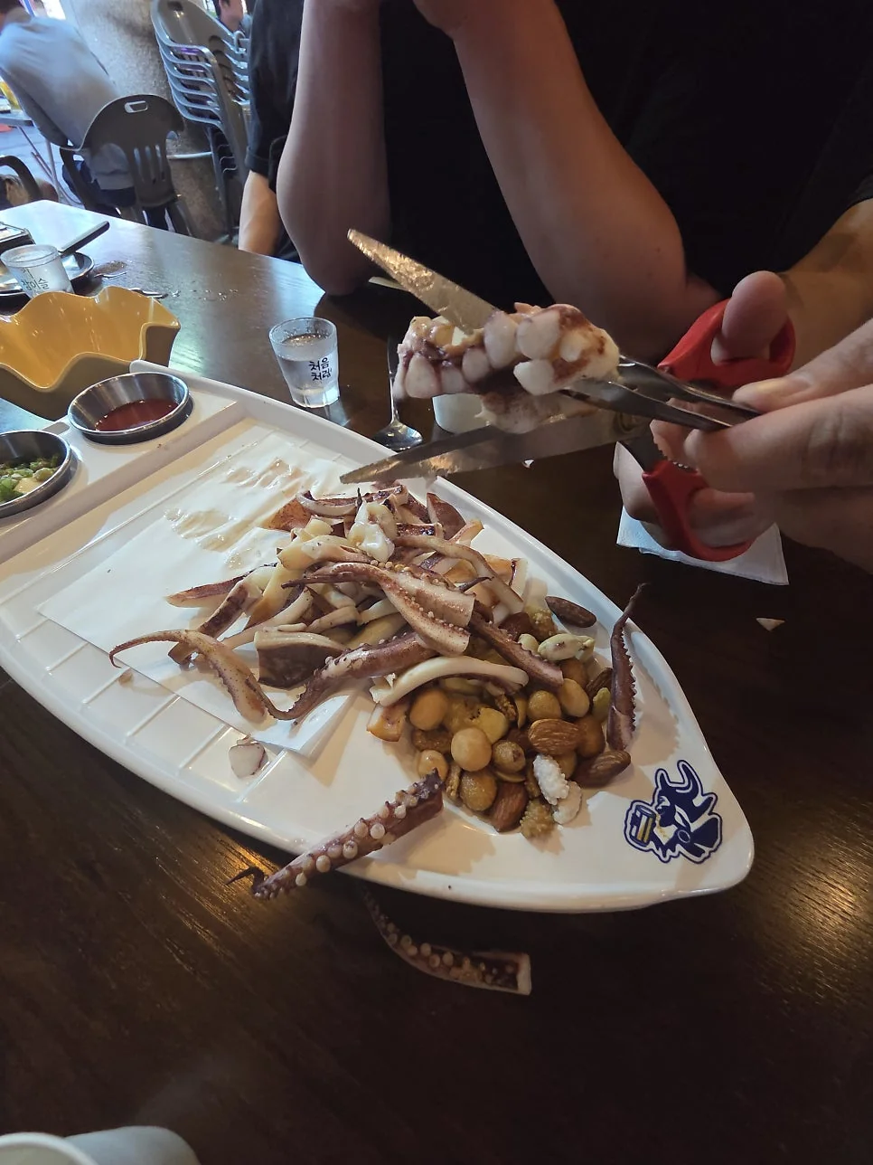 살코기와 비계의 황금 비율을 자랑하는 부드러운 고기 단면