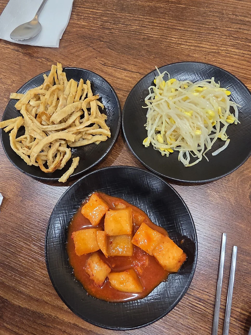 골목 안쪽에서 반갑게 빛나는 식당 간판을 발견한 순간