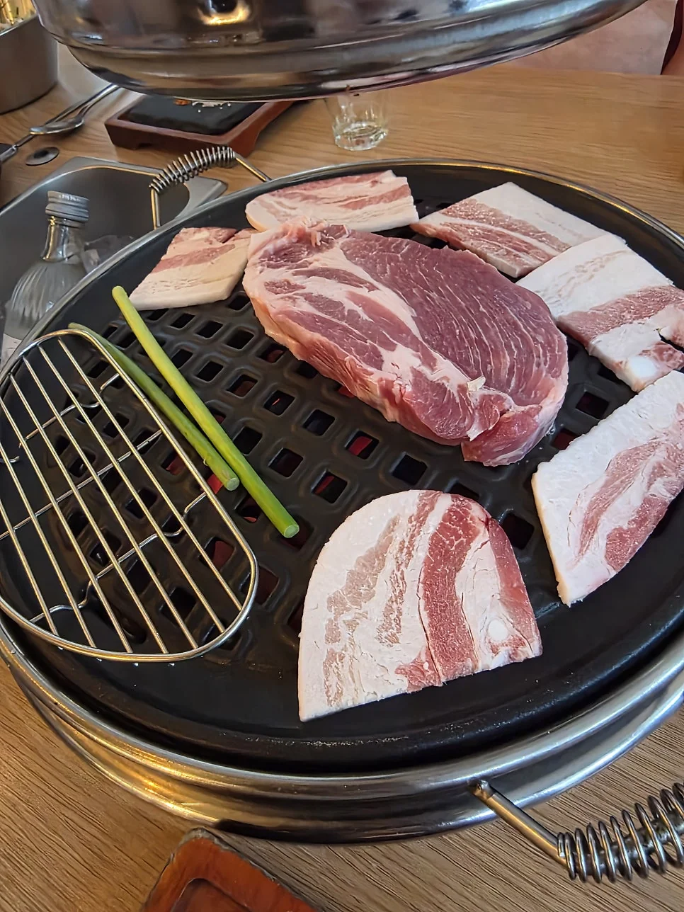 식사를 만족스럽게 마치고 남김없이 비워낸 명랑회관의 깨끗한 불판