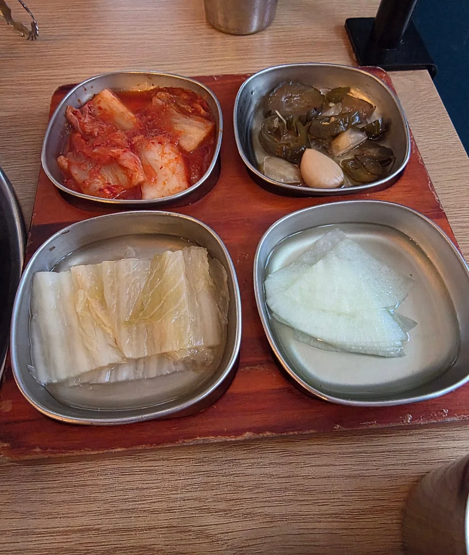 젓갈, 고추냉이, 소금 등 다양하게 제공되는 특제 소스 라인업