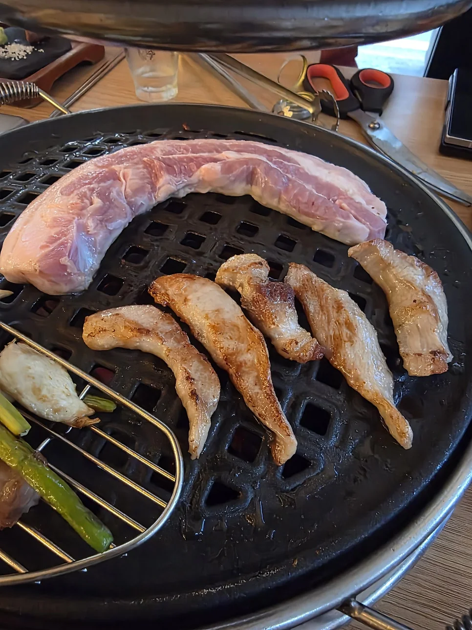 고기와 완벽한 궁합을 자랑하는 명랑회관의 탄탄한 밑반찬 구성