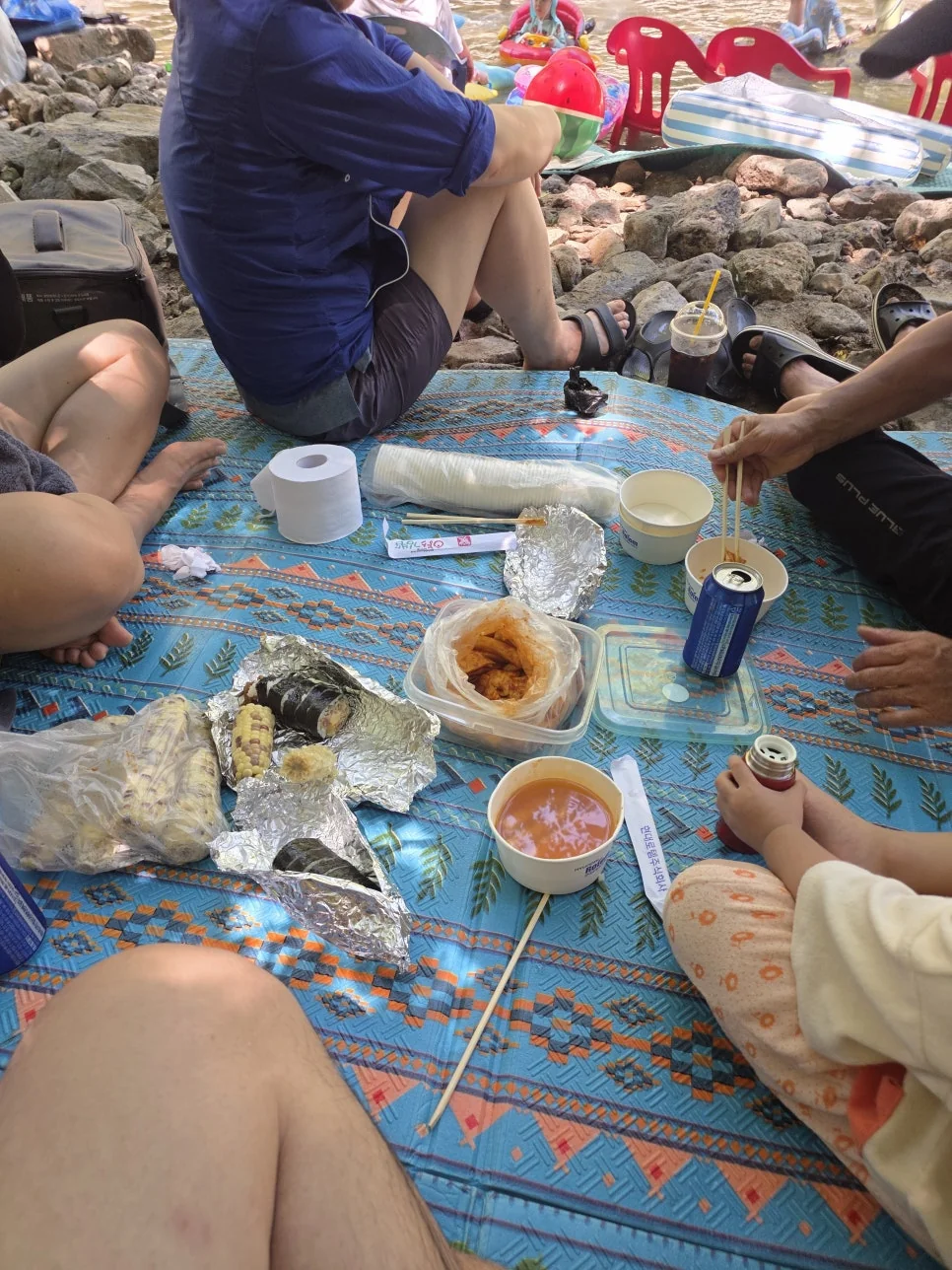 바닥이 투명하게 비치는 맑은 계곡물