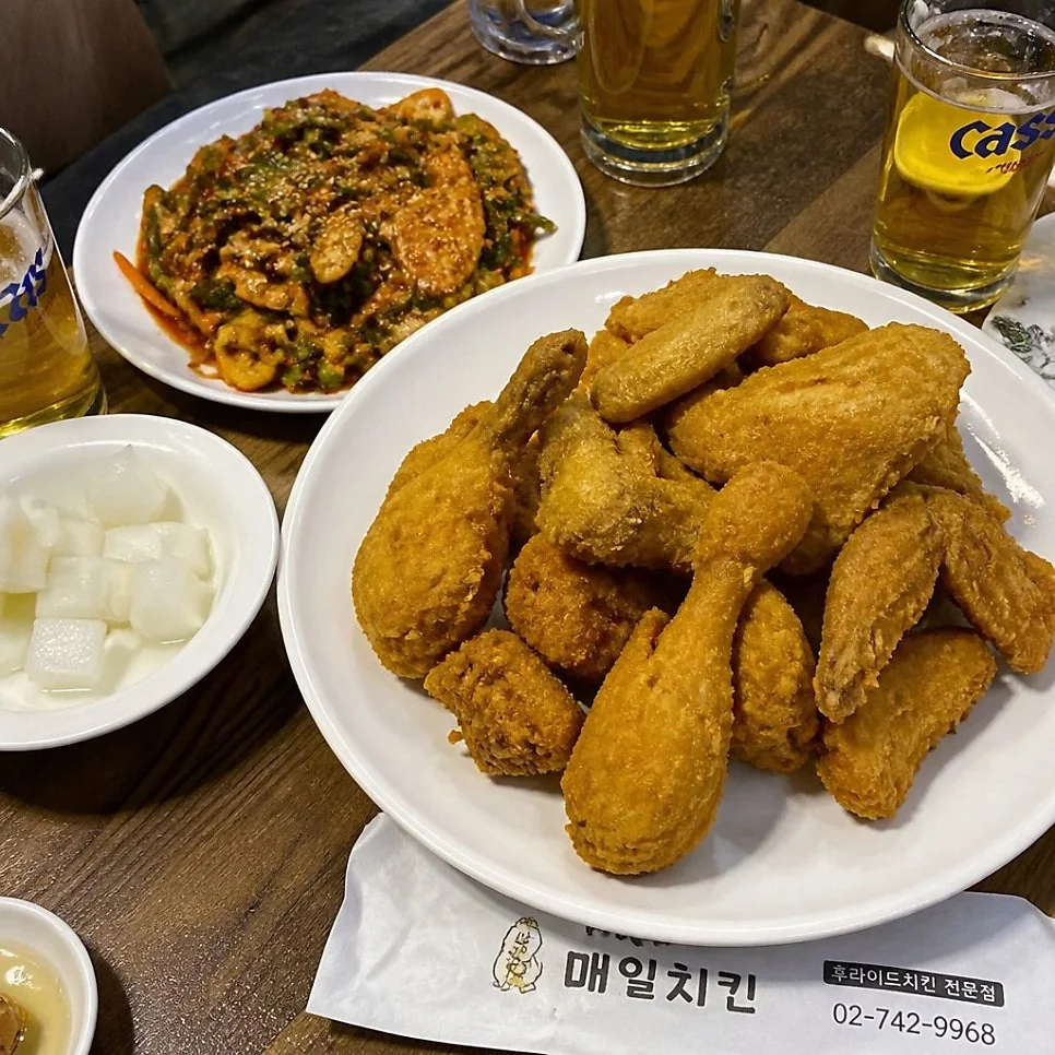 바삭하게 튀겨진 매일치킨 후라이드