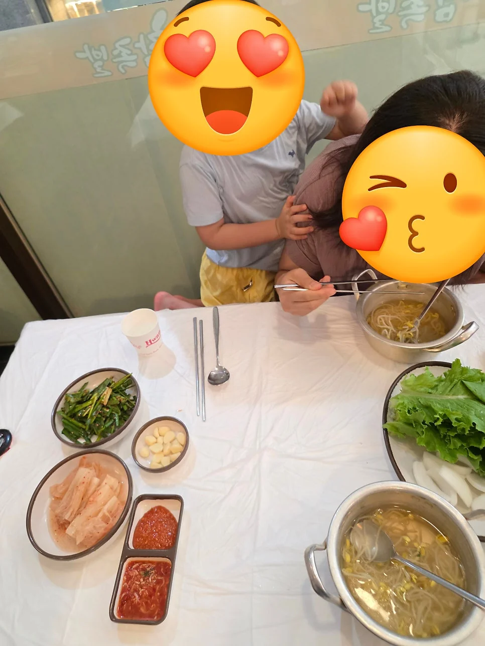 깔끔하게 정돈된 신도림참족발 매장 내부 테이블
