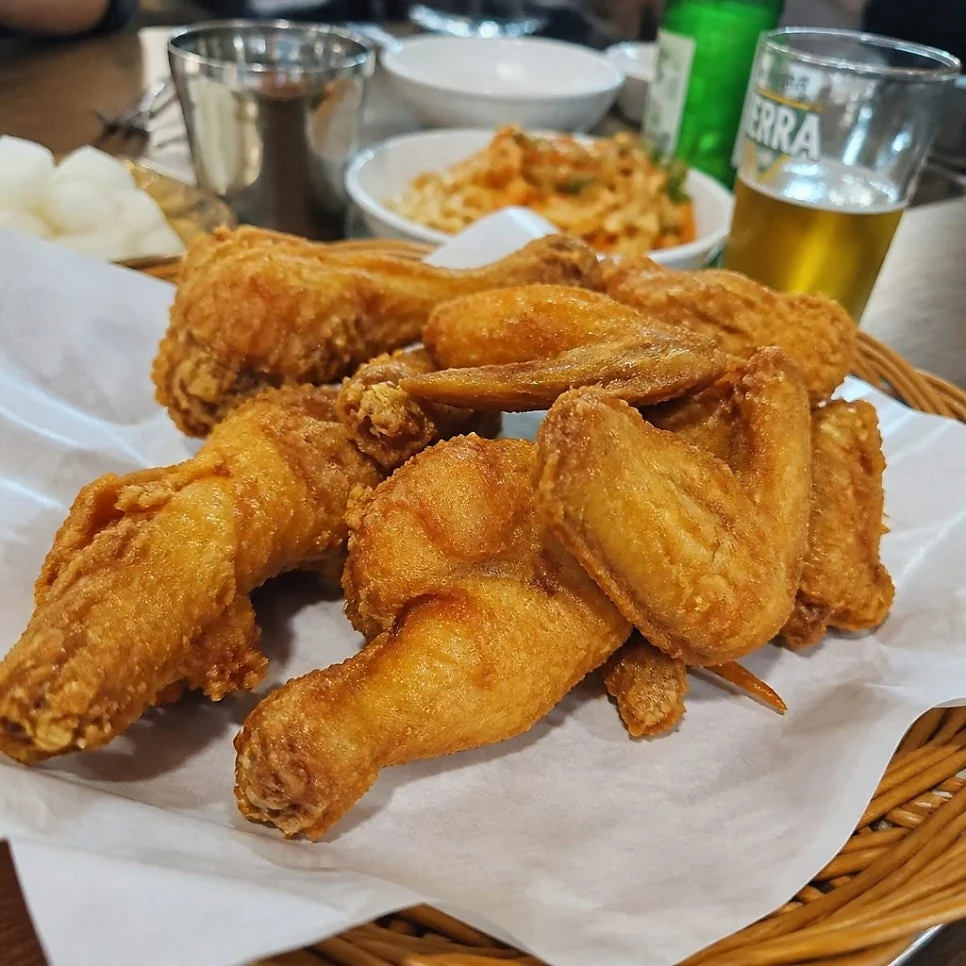 매일치킨 외부 간판 및 입구 모습