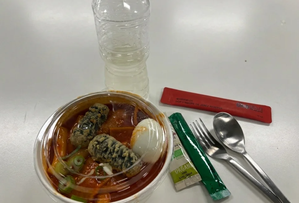 체중계에 올라가 감량 효과를 확인하는 모습