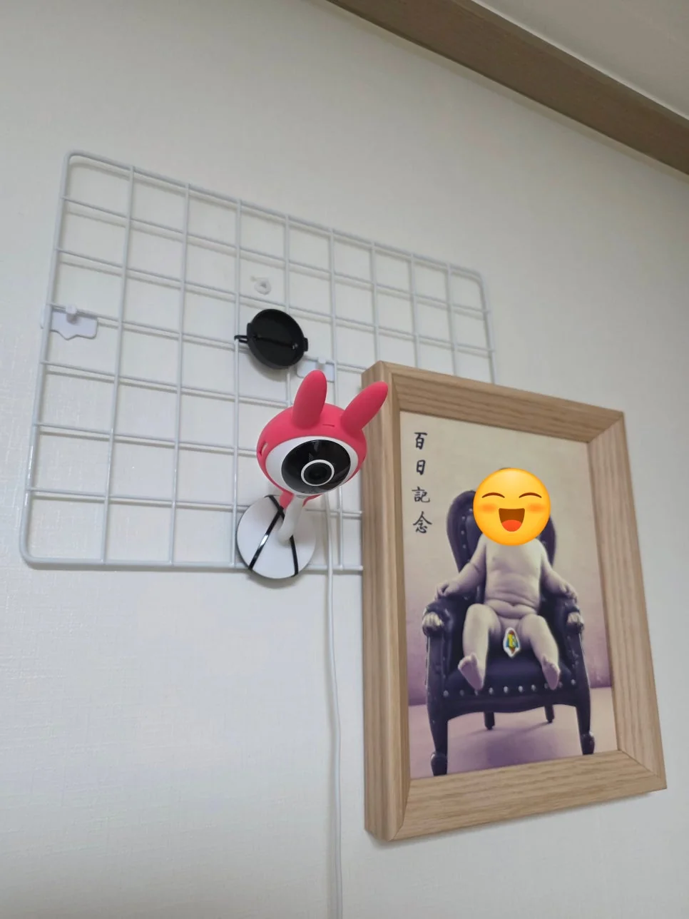 아기 침대 가드 위쪽에 고정형 홈캠을 설치하여 수면 상태를 확인하는 모습입니다.