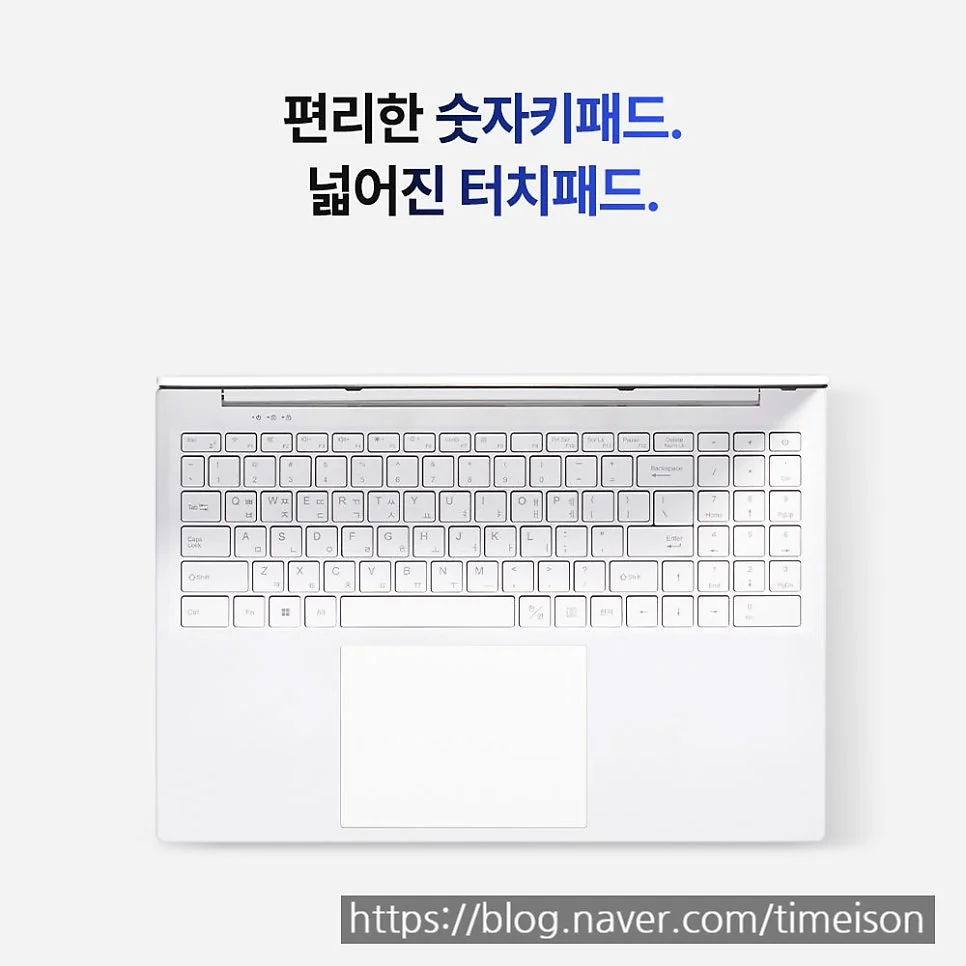 다양한 확장 포트가 내장된 노트북의 좌측면 디자인을 보여주는 사진입니다.