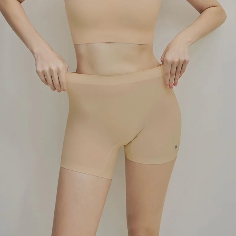 베이지 색상의 슬림9 네모팬티를 펼쳐놓고 꼼꼼한 마감을 확인하는 사진입니다.