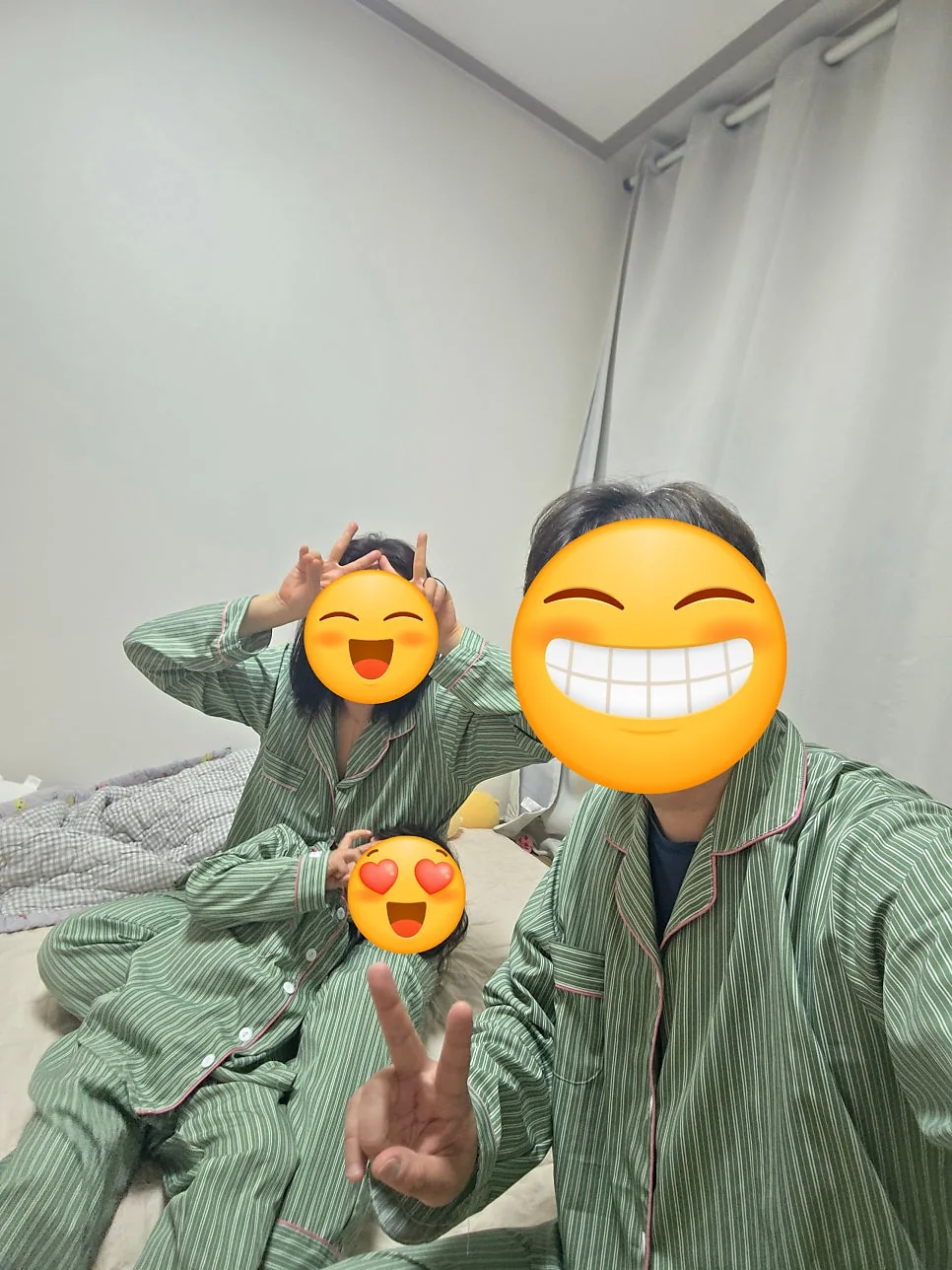 도씨 잠옷을 입고 거실에 편안하게 앉아있는 가족들의 다정한 모습입니다.